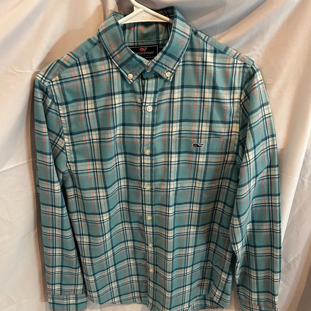 Vineyard Vines button down dress shirt. Slim Fit Tucker shirt